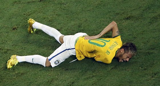 ZRANNÁ HVZDA. Brazilský útoník Neymar se drí za záda, do nich ped pár...
