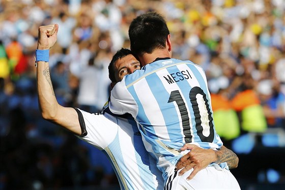 Argentinský kapitán Lionel Messi gratuluje Ángelovi di Maríovi ke vstelenému...