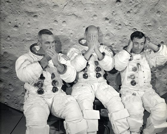 Posádka Apolla 10 pózuje pro novináe.