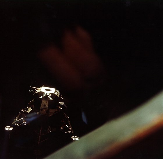 Lunární modul Apolla 10 nad Msícem (foceno z velitelského modulu)