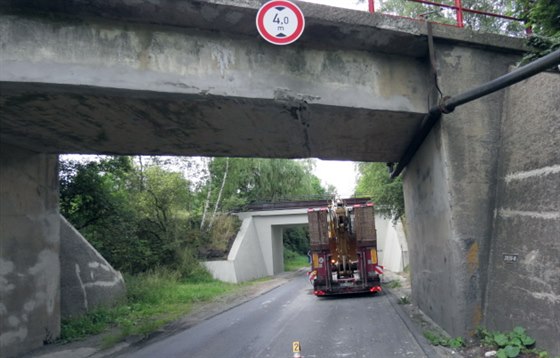 Mezi Dolním Rychnovem a Citicemi se kamion s pracovním strojem neveel pod most.