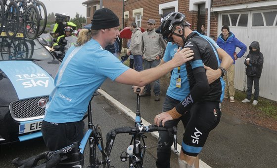 Chris Froome po pádu odstupuje z Tour de France.