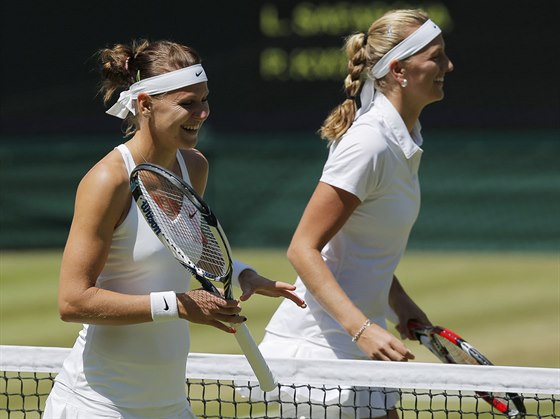 Lucie afáová (vlevo) a Petra Kvitová ped semifinále wimbledonské dvouhry. Obma ekám úspch na tráv pomohl i ve svtovém ebíku WTA.