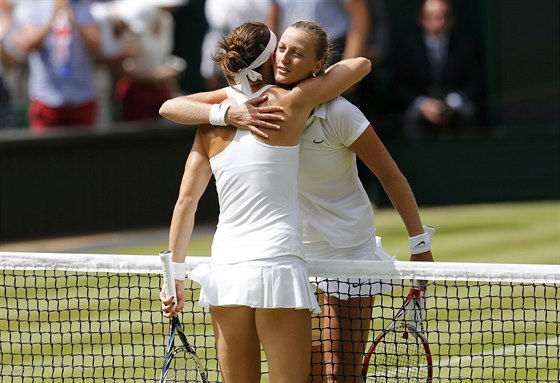 OBJETÍ KAMARÁDEK. Vítzná Petra Kvitová (elem) a Lucie afáová po souboji ve Wimbledonu. 