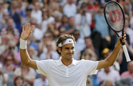ROGER FEDERER, FINALISTA. výcarská tenisová legenda slaví - ve Wimbledonu 2014 prola do dalího grandslamového finále. V nm se utká s Novakem Djokoviem.