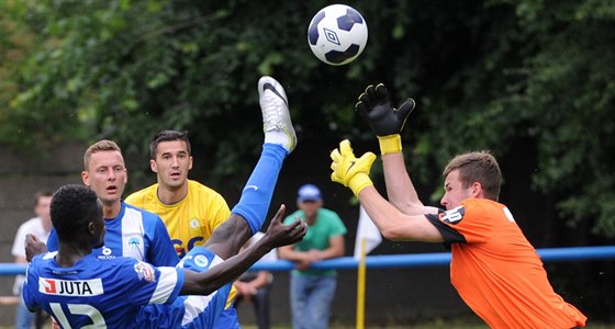 ODKOP. Liberecký Issac Sackey odkopává mí ped svým gólmanem Ondejem Koláem...