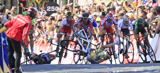T̎KÝ PÁD VE SPURTU. Tsn ped cílem první etapy Tour de France postihl...