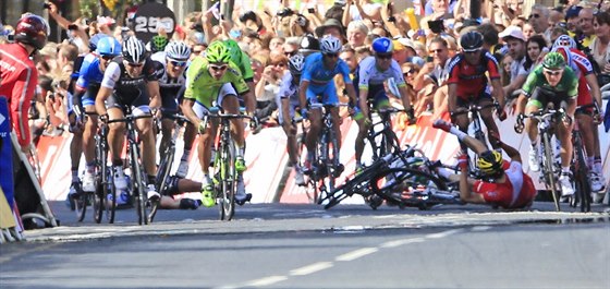T̎KÝ PÁD VE SPURTU. Tsn ped cílem první etapy Tour de France postihl...