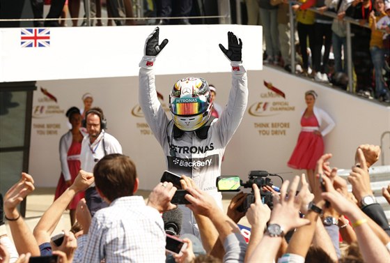 VÍTZ. Lewis Hamilton slaví triumf v domácí Velké cen Británie.
