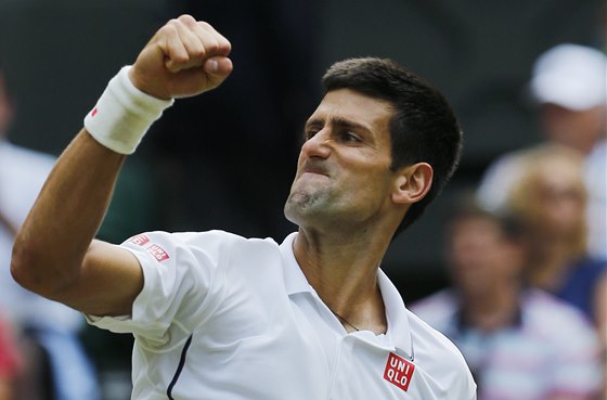 Novak Djokovi se raduje po úspné výmn ve wimbledonském finále proti Rogeru