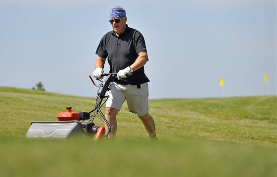 Bývalý hokejový reprezentant Jií Holík vtinu asu  tráví na golfovém hiti