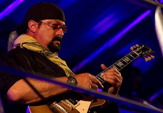 Steven Seagal na stee Red Bull Tour Busu na Rock for People 2014