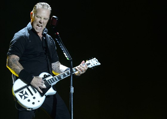 James Hetfield z americké metalové skupiny Metallica, která v prtri mraen...