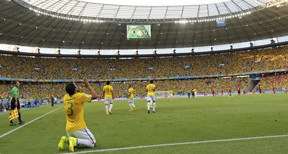DÍKY BOHU ZA TEN GÓL! Brazilec Thiago Silva po své tref do kolumbijské sít.