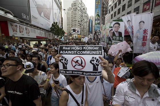 Desetitisíce obyvatel Hongkongu vyly do ulic a demonstrují za demokracii a...