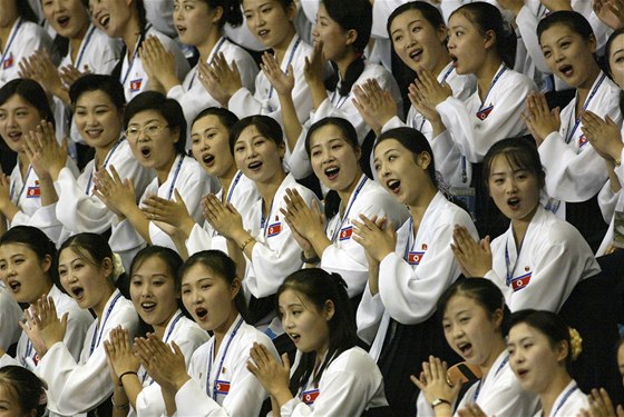 Severokorejské roztleskávaky fandí pi zápase na univerzit v Daegu poblí