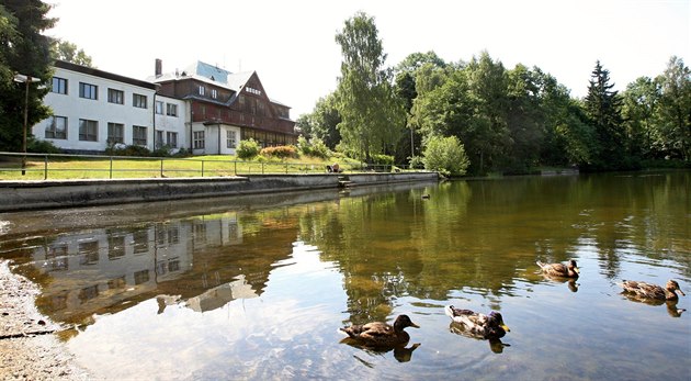 Hotel Maxiky leí v lesích nad Dínem, pitom je nedaleko centra msta. Kdysi...