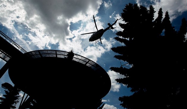 Heliport za 41 milion korun si vyzkouel i vrtulník policie. Záchranná sluba...