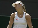 NEDA SE. Nmeck tenistka Angelique Kerberov hraje tvrtfinle Wimbledonu...