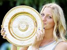 Petra Kvitová líbá svou druhou wimbledonskou trofej.