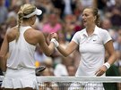 Wimbledonsk vtzka Petra Kvitov (vpravo) se zdrav s poraenou Eugeni...