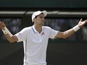 CO JE? Srbsk tenista Novak Djokovi lom rukama nad svmi vkonem ve...