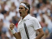 COME ON! vcarsk tenista Roger Federer se raduje ve tvrtfinle Wimbledonu.