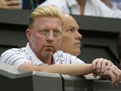 Bval wimbledonsk ampion Boris Becker sleduje svho svence Novaka...