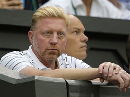 Bval wimbledonsk ampion Boris Becker sleduje svho svence Novaka...