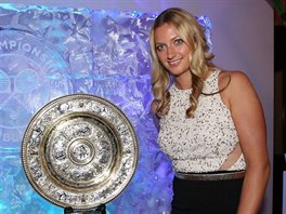 TROFEJE. eská tenistka Petra Kvitová vyhrála enskou dvouhru ve Wimbledonu....