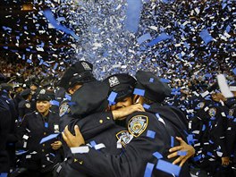 MODRÁ RADOST. Absolventi newyorské policejní akademie oslavují úspné...