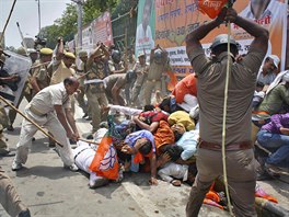 NÁEZ. Policisté s rákoskami rozhání protest len Indické lidové strany v...
