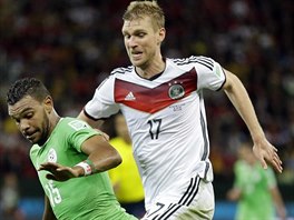 Nmeck obrnce Per Mertesacker (vpravo) sth alrskho tonka Arb Hill...