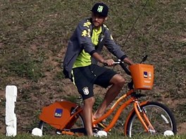 Brazilsk zlonk Neymar se projd na kole v trninkovm centru...