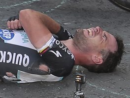 Mark Cavendish po pdu ve spurtu prvn etapy Tour de France