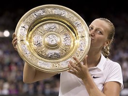 MLASK. Petra Kvitová líbá trofej pro vítzku Wimbledonu.