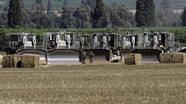 Izraelsk vojensk buldozery na hranici psma Gazy (8. ervence 2014)