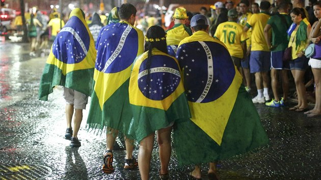 Zklaman a zmokl brazilt fanouci v ulicch Rio de Janeira (8. ervence 2014)