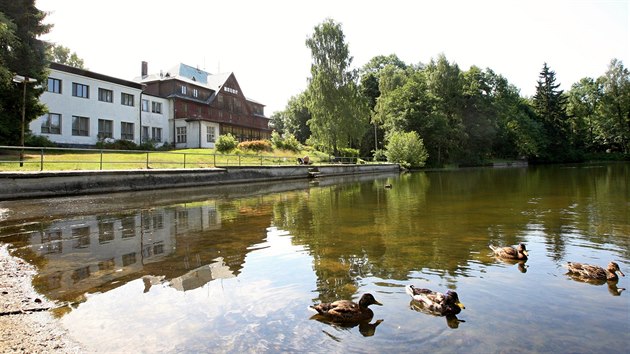 Hotel Maxiky le v lesch nad Dnem, pitom je nedaleko centra msta. Kdysi bval vstavnm rekreanm sdlem.