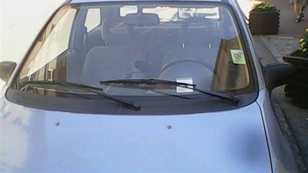 Parkovac karty za oknem auta Luke Kohouta