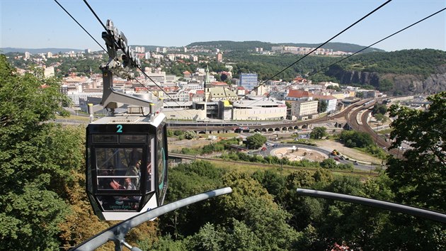 Lanovka v st nad Labem vede z obchodnho centra Forum pes eleznici a frekventovanou silnici k restauraci Vtrue.