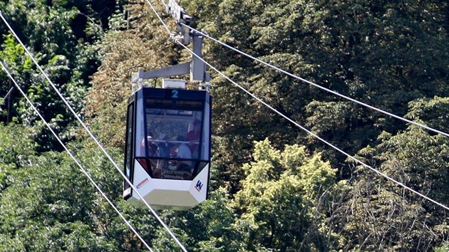 Lanovka v Ústí nad Labem vede z obchodního centra Forum přes železnici a frekventovanou silnici k restauraci Větruše.