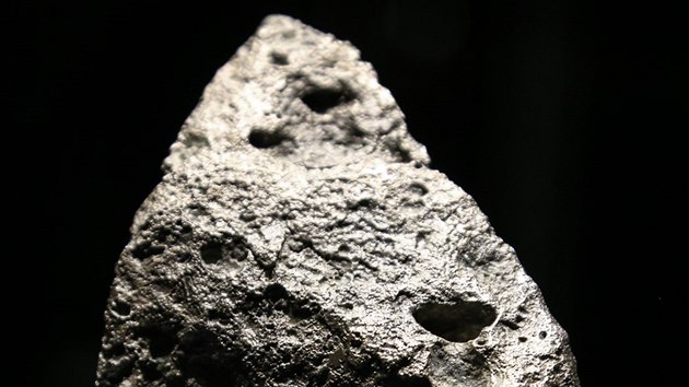 Kylešovickı meteorit. Vesmírnımi kameny lovci před osmnácti tisíci lety obložili své ohniště.