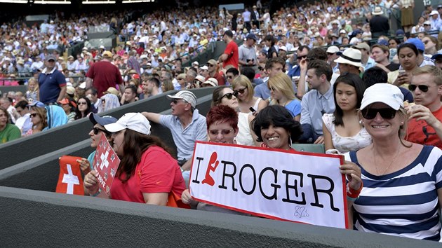 OBLBENEC. vcarsk tenista Roger Federer je ve Wimbledonu hodn oblben, sedminsobnho ampiona v Londn miluj.