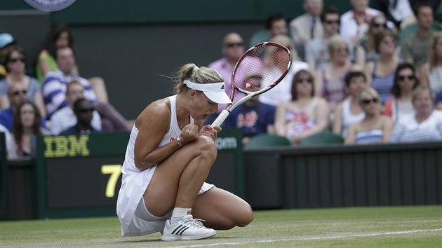 Nmeck tenistka Angelique Kerberov oslavuje zisk prvnho setu proti arapovov ve Wimbledonu.