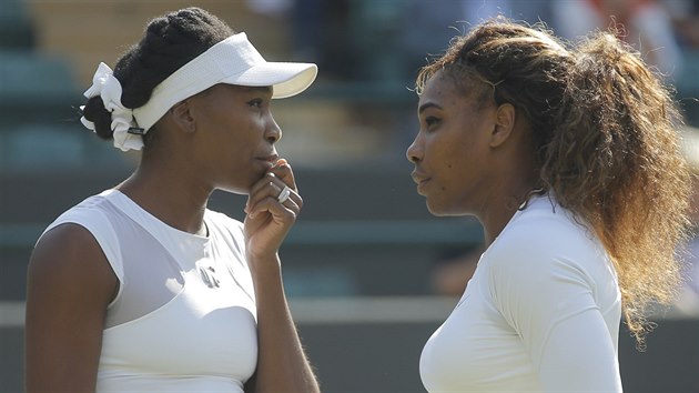 PJDE TO? Sestry Williamsovy musely odstoupit ze tyhry ve Wimbledonu kvli zdravotnm problmm Sereny (vpravo). Venus m zamylen vraz.