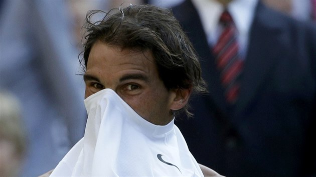 ZMNA TRIKA. panlsk tenista Rafael Nadal se pevlk bhem osmifinle Wimbledonu proti Kyrgiosovi.