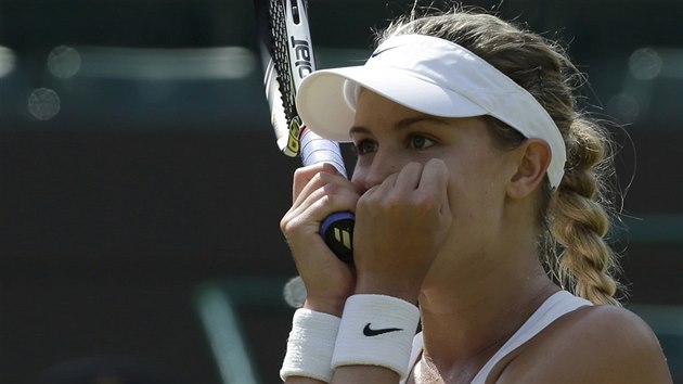 TENISOV KOMATA. Kanadansk tenistka Eugenie Bouchardov ve Wimbledonu postoupila do semifinle.