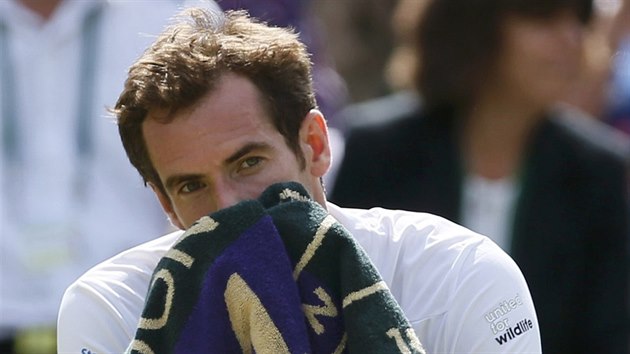 KONEC OBHJCE. Britsk tenista Andy Murray prohrl ve tvrtfinle Wimbledonu s Dimitrovem.