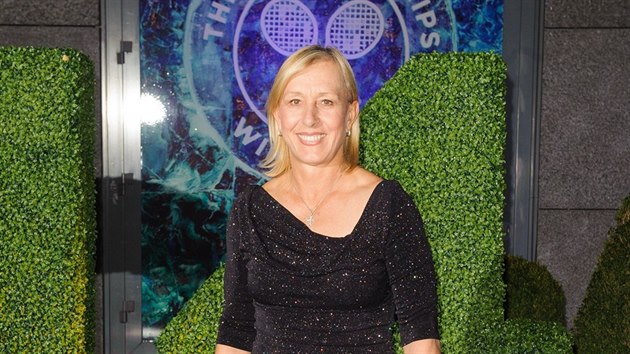 LEGENDA NA VEEI. Legendrn tenistka Martina Navrtilov se zastnila veee ampion ve Wimbledonu.